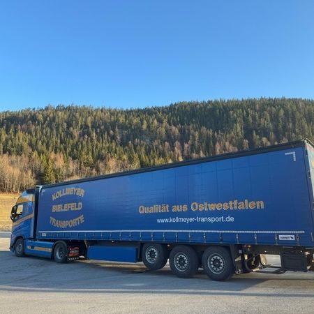 Ein beladener LKW mit Firmenkennzeichnung